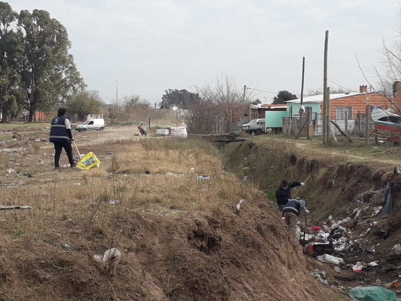 DEFENSA CIVIL LLEVA A CABO TRABAJOS DE LIMPIEZA EN CANALES Y DESAGÜES A CIELO ABIERTO