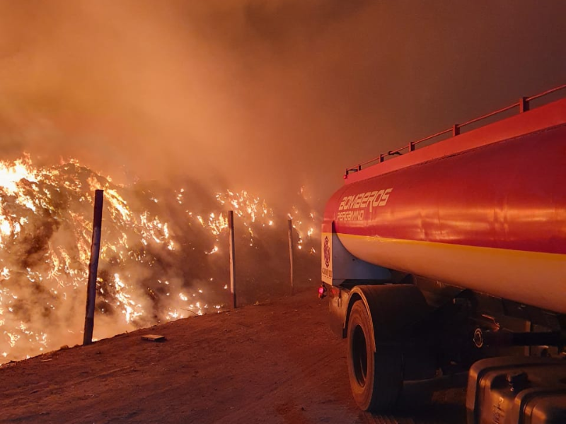 INCENDIO EN EL BASURAL: HACE MÁS DE 12 HORAS QUE TRABAJAN LOS BOMBEROS